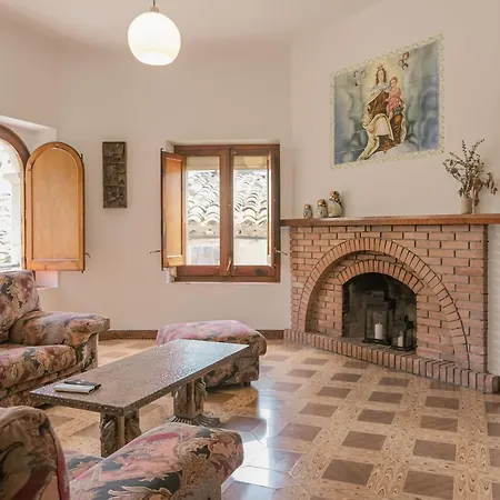 Severi, Casa Con Historia En Chalet Besalu